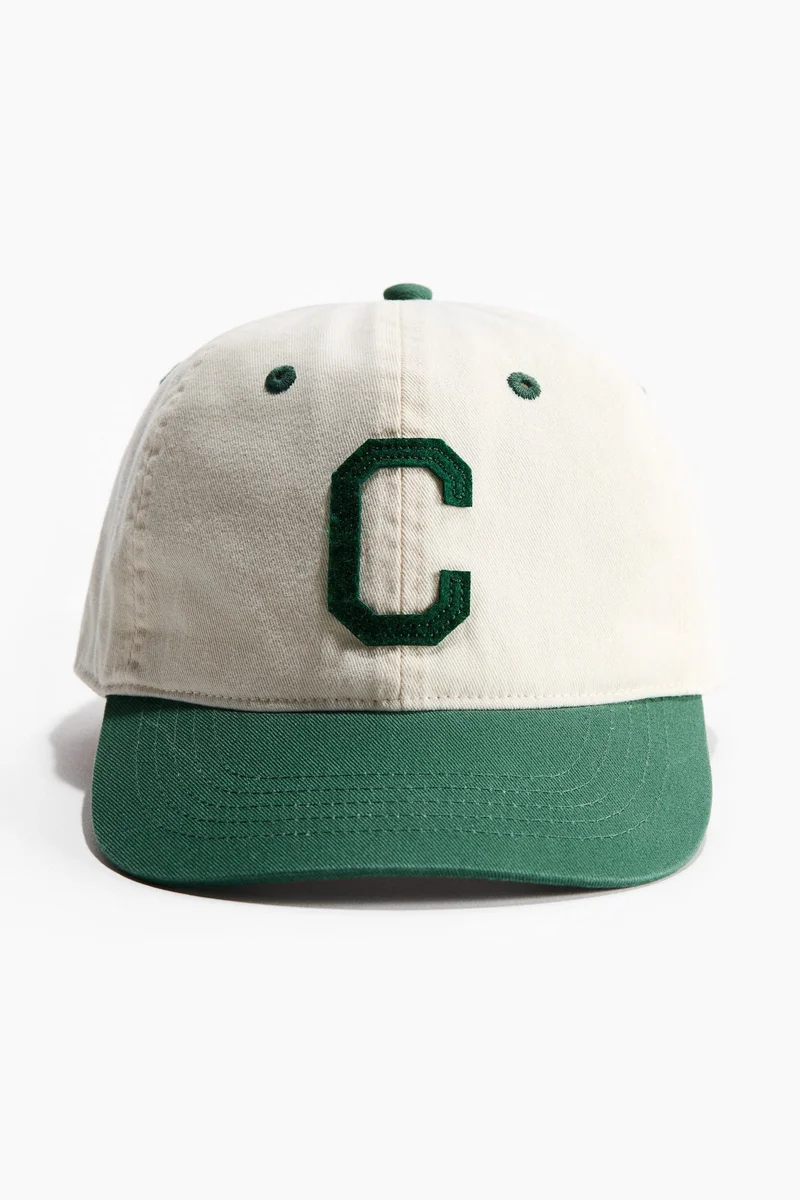 اتش اند ام قبعة قطنية برسومات مُطرزة