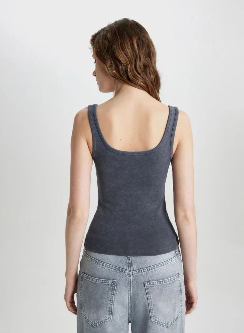 ديفاكتو تيشيرت داخلي بياقة سكوب بقصة ضيقة مضلعة