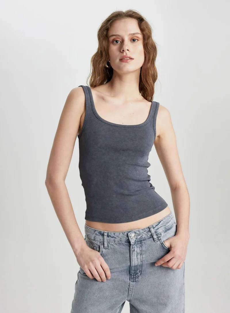 ديفاكتو تيشيرت داخلي بياقة سكوب بقصة ضيقة مضلعة