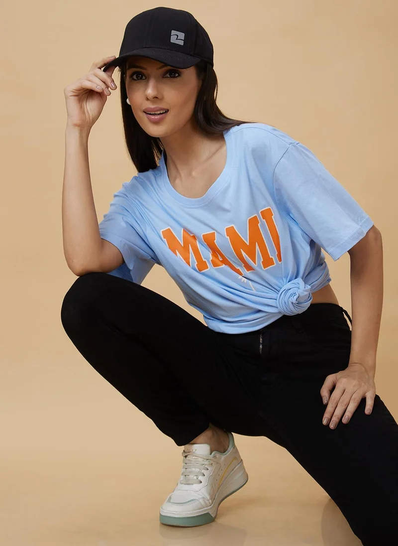 جلو باص تيشيرت نسائي قطن أزرق بطبعة حروف مقاس كبير بأكمام واسعة