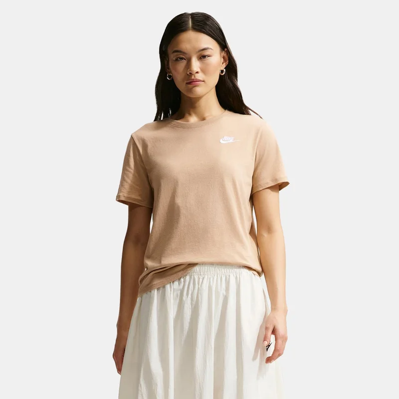 نايكي Women's Sportswear Club Essentials T-Shirt