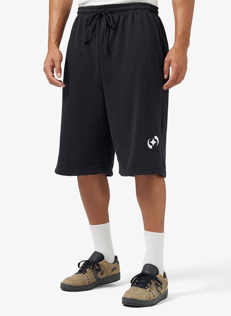 سفنتي فايف شورت واسع بطبعة جرافيك - Image 1