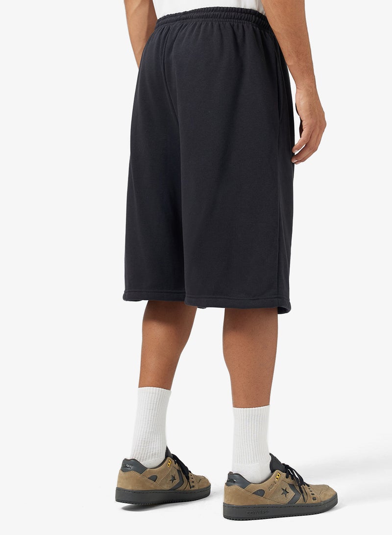 سفنتي فايف شورت واسع بطبعة جرافيك - Image 3