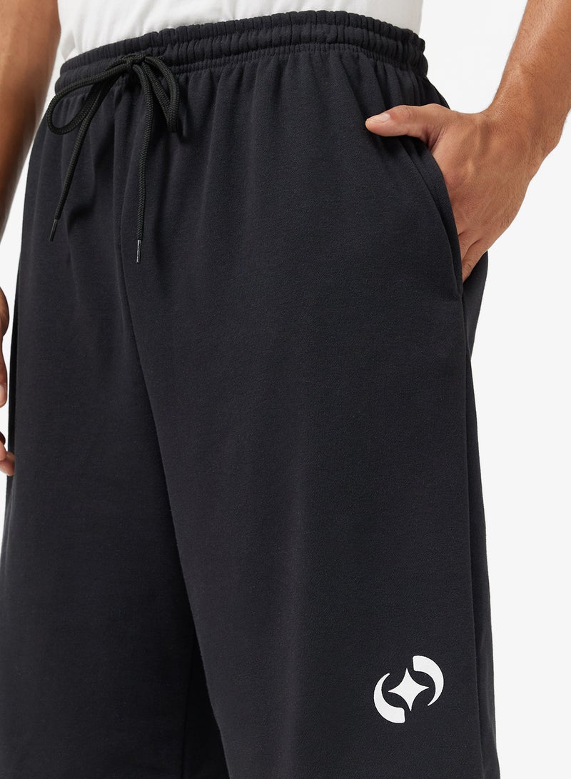 سفنتي فايف شورت واسع بطبعة جرافيك - Image 4