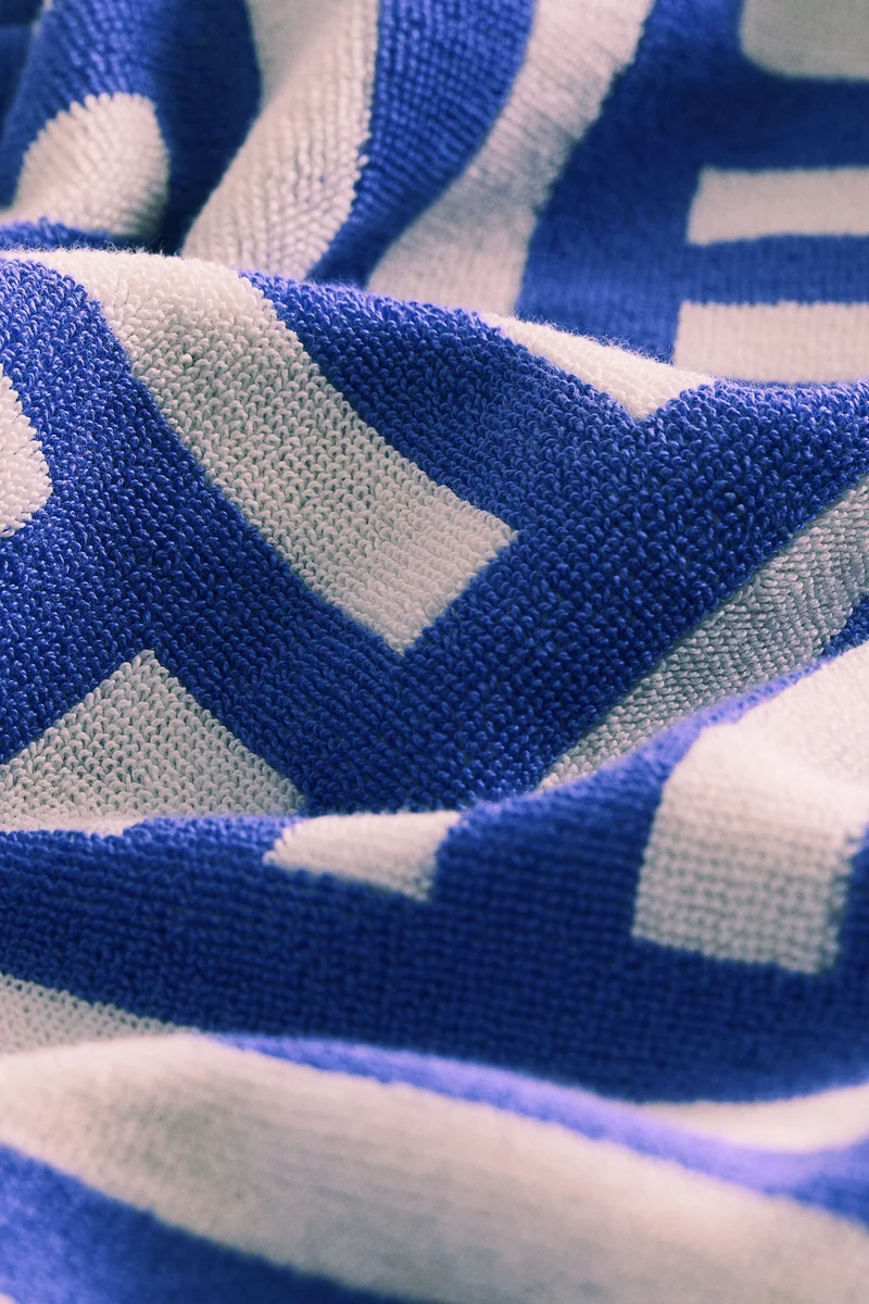 اتش اند ام منشفة قطنية بملمس بارز للشاطئ