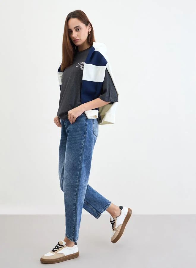 ستايلي تيشيرت واسع بطبعة كتابة وأكمام قصيرة