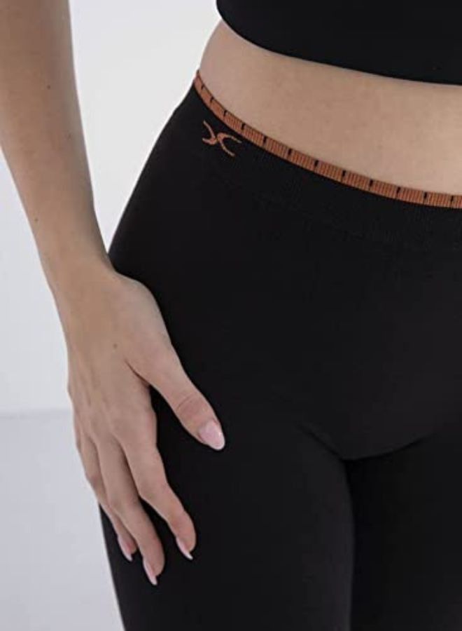 Carina Women's shorts in a cotton blend with a knee length and a mid rise waist - Image 4