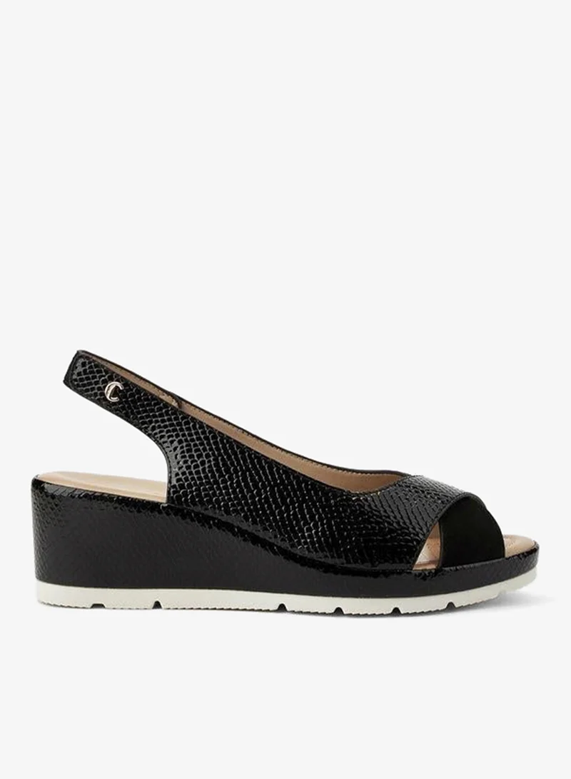 لو كونفورت صنادل بكعب إسفين بنقوش نسائية