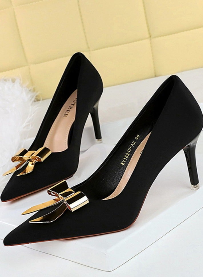 بيج تري المرأة المعدنية القوس ديكور الحزب مضخات الساتين أشار إصبع القدم مغلقة الكعب العالي الأسود 7.5CM