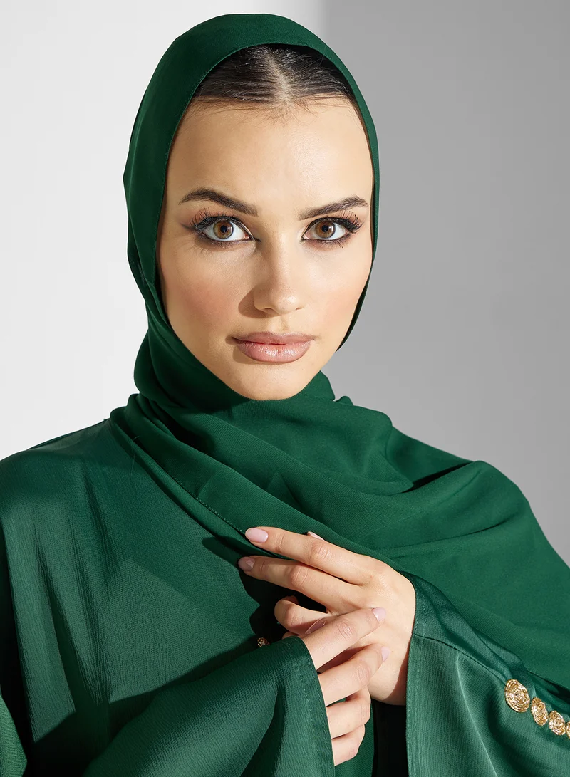 هيا كلوزيت عباية بياقة V وأكمام واسعة مطرزة