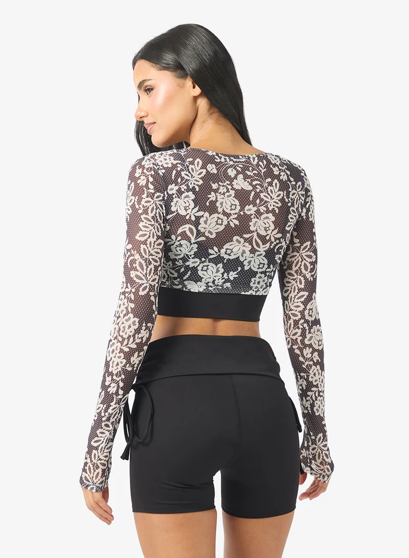 فورورد بلوزة شبكية بطبقات مزينة بالزهور مع فيست