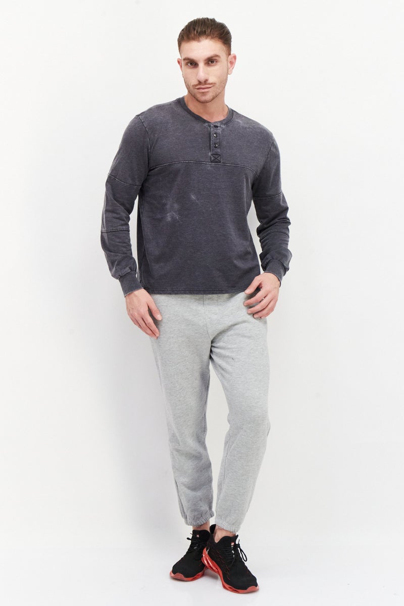 Sovereign Code سويت شيرت للرجال بأكمام طويلة وياقة دائرية، رمادي غامق - Image 3