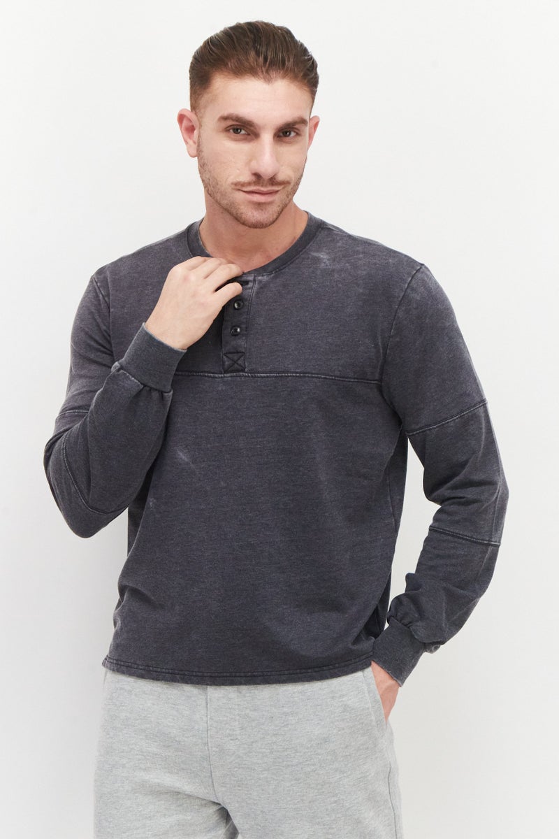 Sovereign Code سويت شيرت للرجال بأكمام طويلة وياقة دائرية، رمادي غامق - Image 1