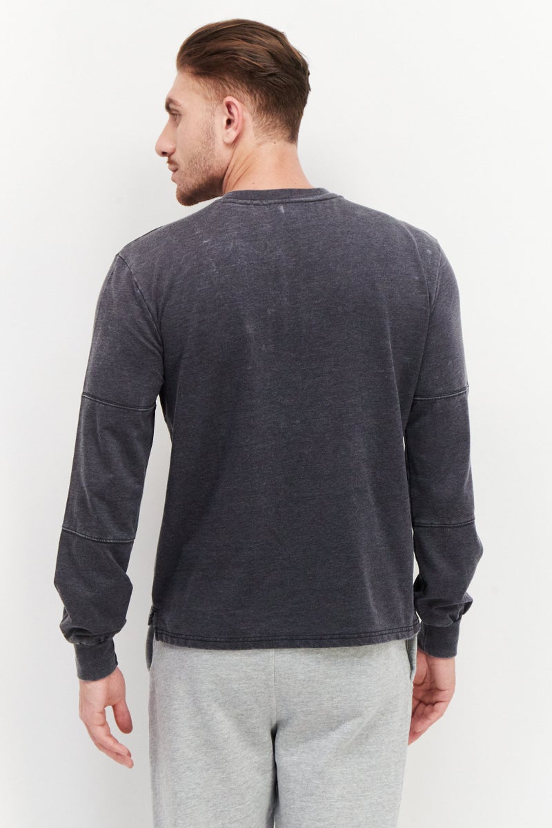 Sovereign Code سويت شيرت للرجال بأكمام طويلة وياقة دائرية، رمادي غامق - Image 4