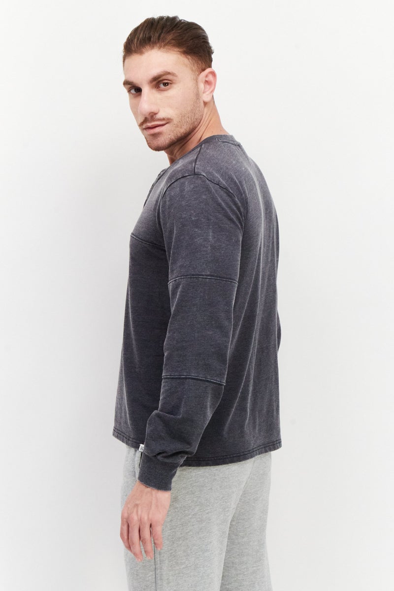 Sovereign Code سويت شيرت للرجال بأكمام طويلة وياقة دائرية، رمادي غامق - Image 2