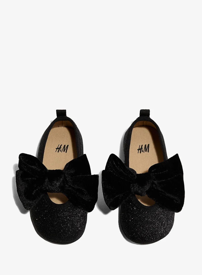 اتش اند ام حذاء باليه مزين بربطة