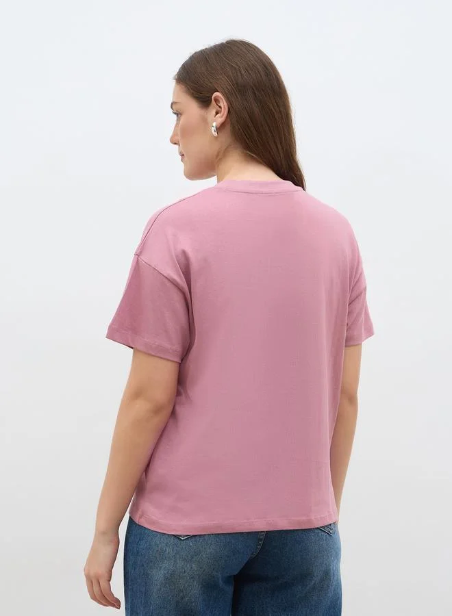 ستايلي تيشيرت بأكمام قصيرة بقصة واسعة وطبعة شعار ستايلي