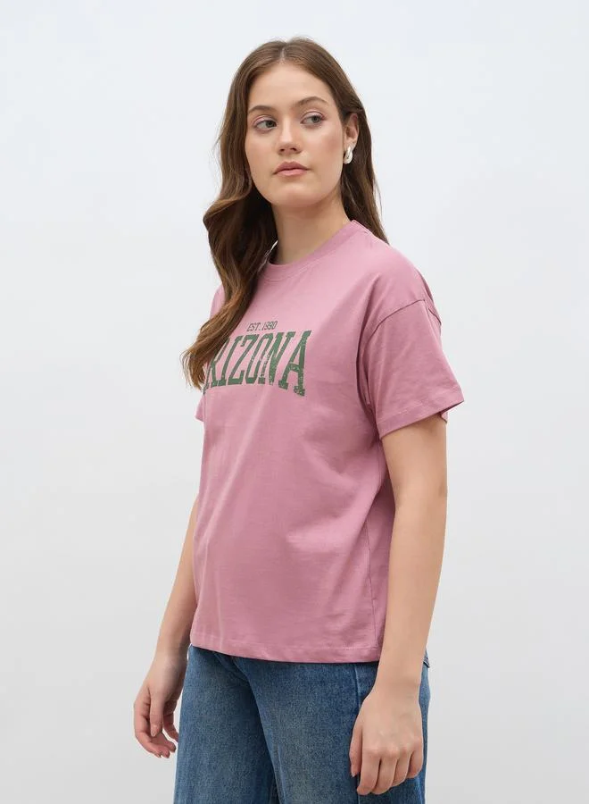 ستايلي تيشيرت بأكمام قصيرة بقصة واسعة وطبعة شعار ستايلي