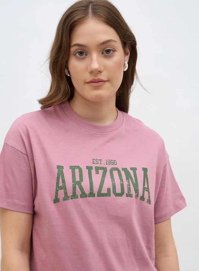 ستايلي تيشيرت بأكمام قصيرة بقصة واسعة وطبعة شعار ستايلي