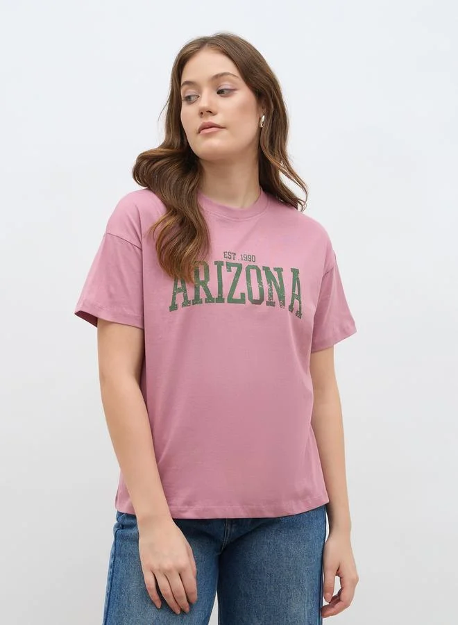 ستايلي تيشيرت بأكمام قصيرة بقصة واسعة وطبعة شعار ستايلي