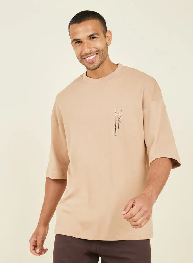 ستايلي Minimal Slogan Print Mock Neck Interlock Boxy Fit T-Shirt