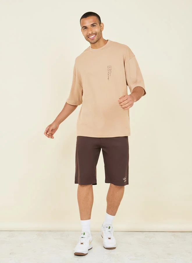 ستايلي Minimal Slogan Print Mock Neck Interlock Boxy Fit T-Shirt