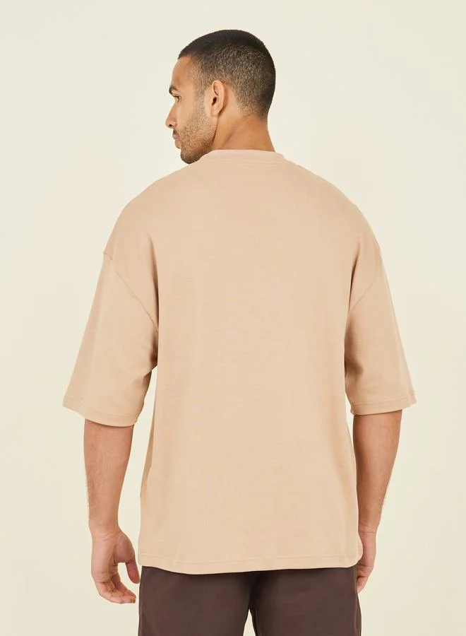 ستايلي Minimal Slogan Print Mock Neck Interlock Boxy Fit T-Shirt