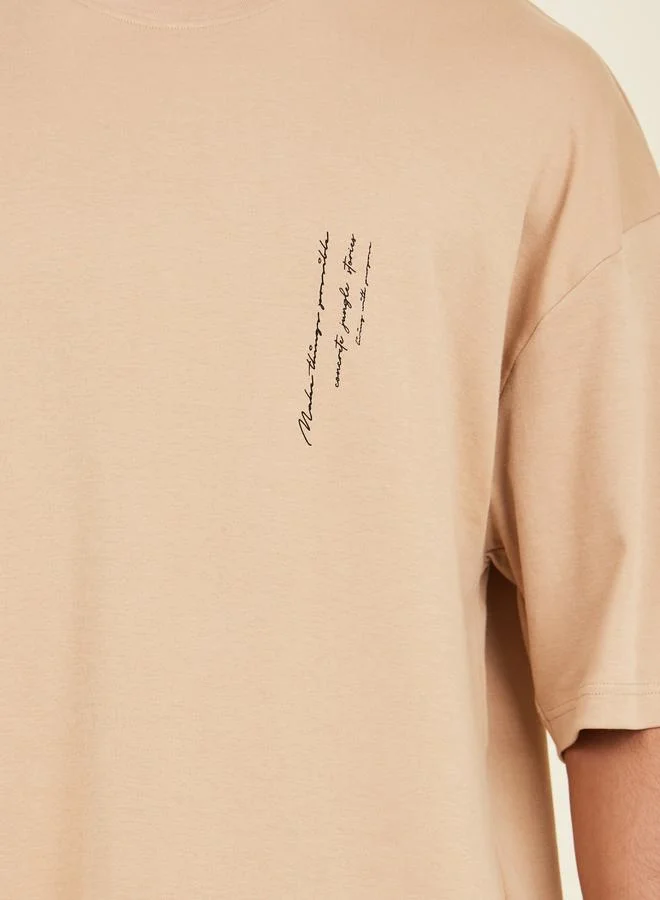 ستايلي Minimal Slogan Print Mock Neck Interlock Boxy Fit T-Shirt