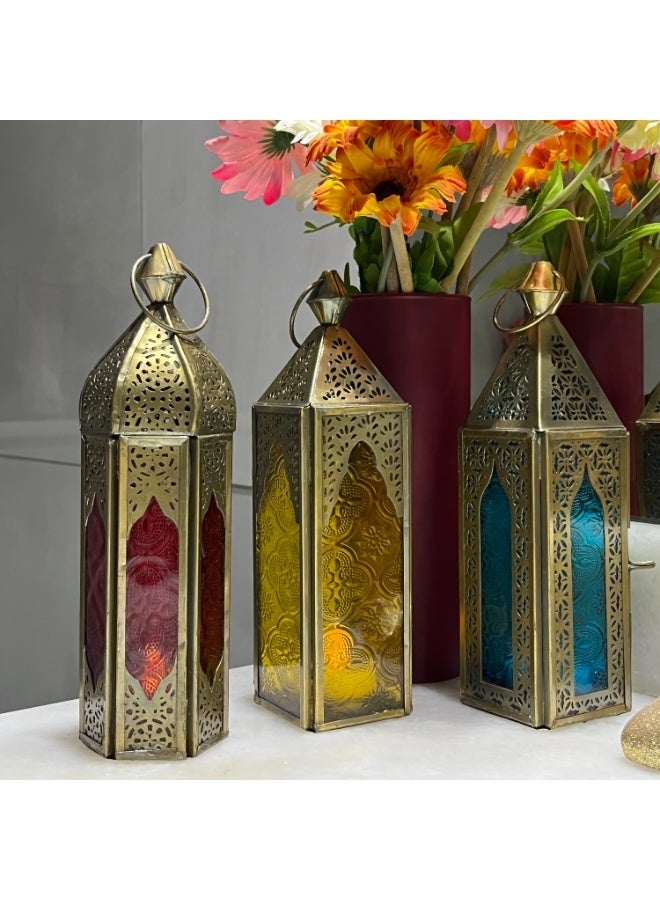 سوق ديزاينز فوانيس عربية - معدن ذهبي مع زجاج أصفر وأحمر وأزرق - حوامل شموع مغربية، فوانيس رمضان، زينة عيد الفطر وديوالي، طقم فوانيس ديكور منزلي لعيد الميلاد مكون من 3 قطع - Image 2