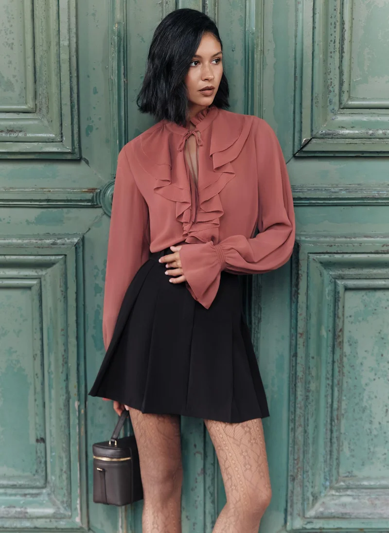 Light blouse with flounces and ties at the collar