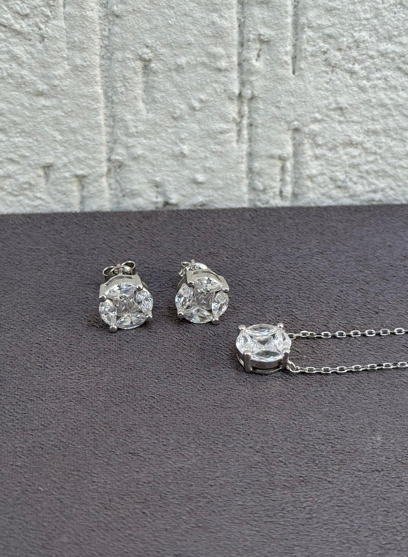 القصر للمجوهرات طقم مجوهرات كلاسيك سوليتير - قلادة وأقراط - فضة عيار 925 مرصعة بحجر الزركون مطلي ذهب ابيض 18K - Image 1