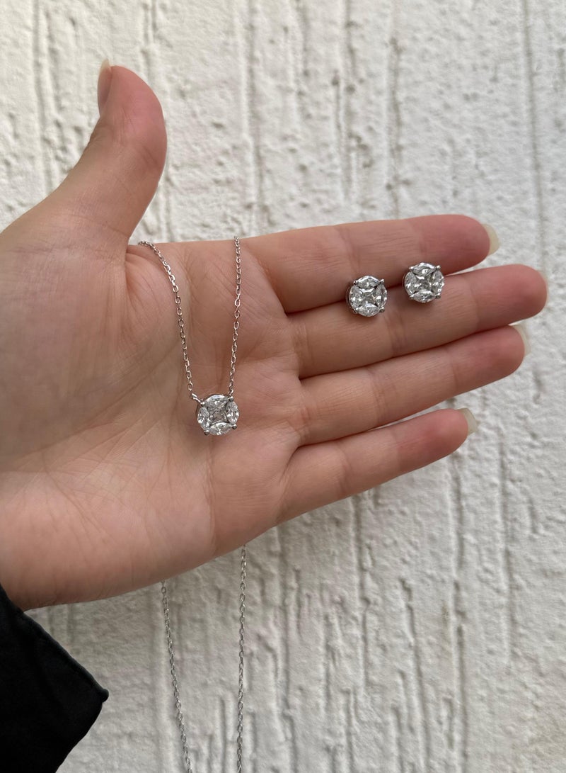 القصر للمجوهرات طقم مجوهرات كلاسيك سوليتير - قلادة وأقراط - فضة عيار 925 مرصعة بحجر الزركون مطلي ذهب ابيض 18K - Image 2