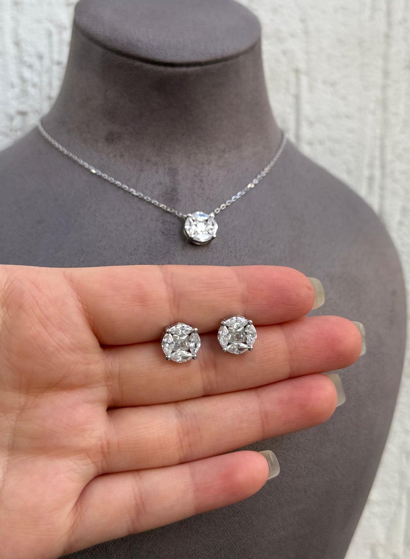 القصر للمجوهرات طقم مجوهرات كلاسيك سوليتير - قلادة وأقراط - فضة عيار 925 مرصعة بحجر الزركون مطلي ذهب ابيض 18K - Image 3