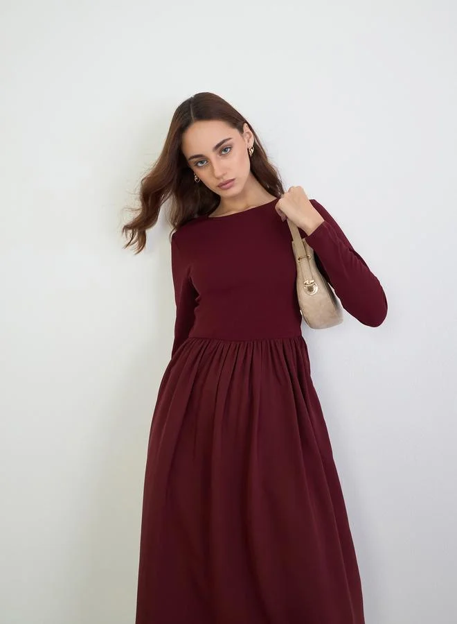 ستايلي فستان طويل سادة بحافة واسعة وأكمام طويلة