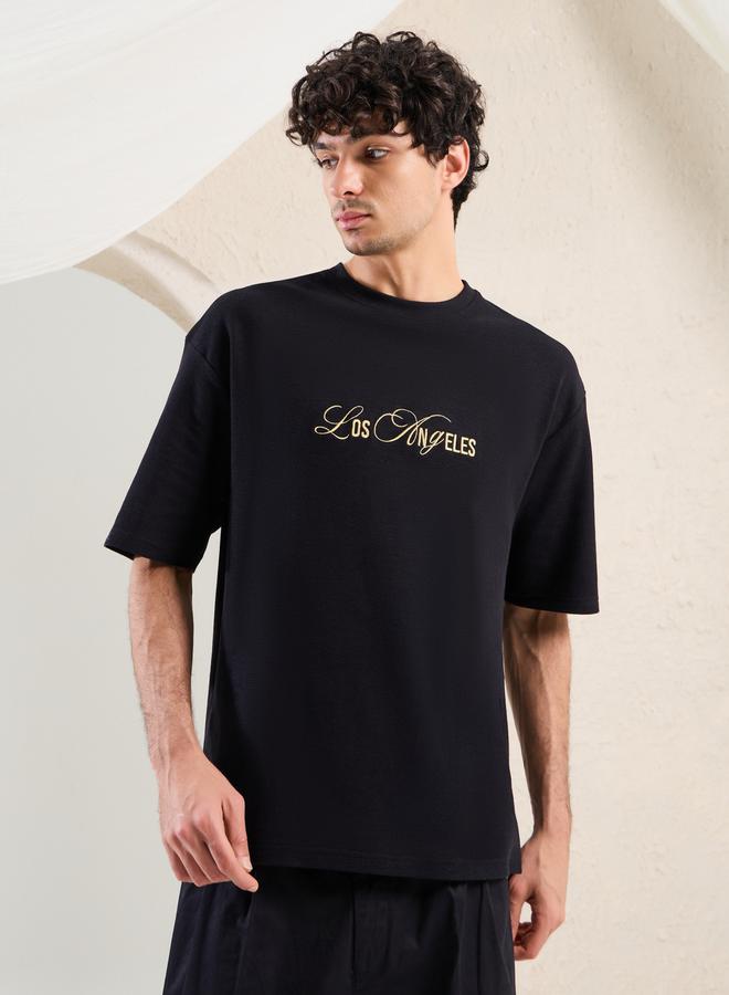 ستايلي تيشيرت أوفر سايز مطرز بشعار - Image 1