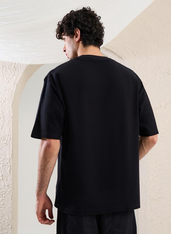 ستايلي تيشيرت أوفر سايز مطرز بشعار - Image 5