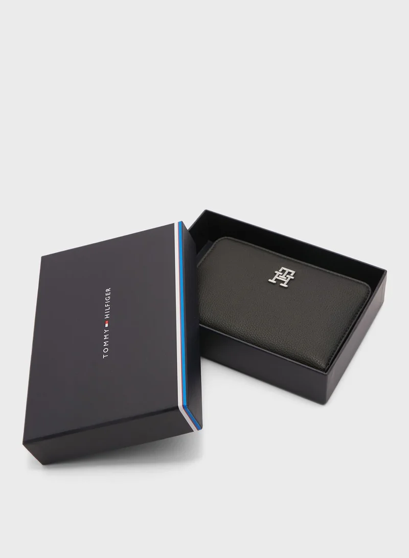 TOMMY HILFIGER Essential Medium Clutches