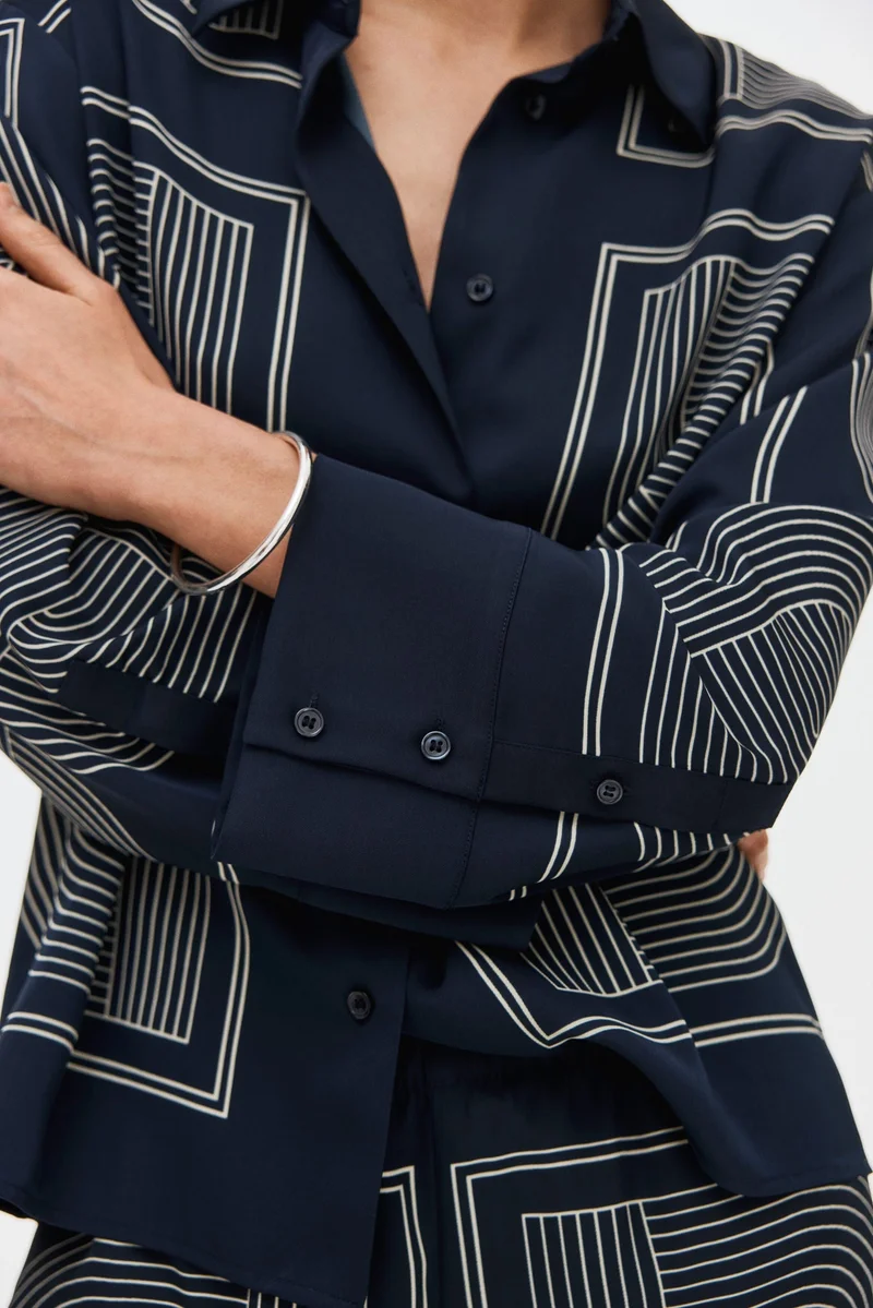 اتش اند ام قميص من التويل بقصّة فضفاضة