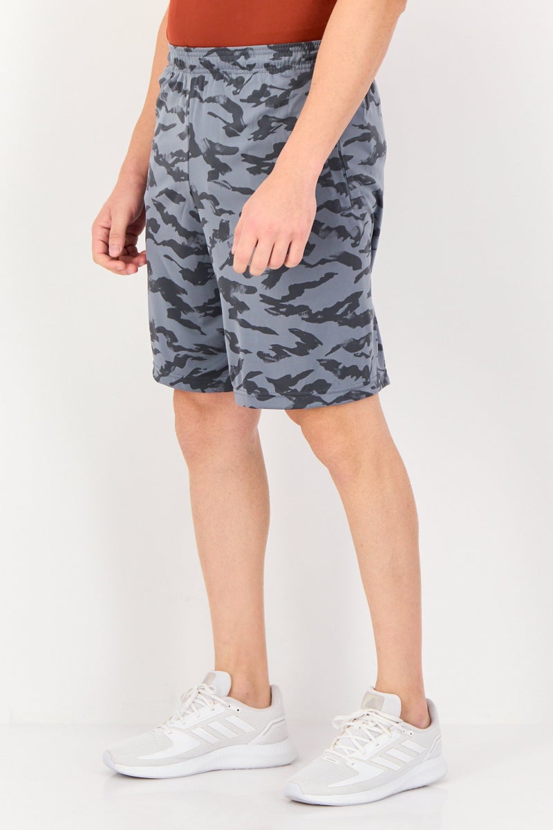 UNDER ARMOUR شورت تدريب فضفاض للرجال بتصميم تمويهي، متعدد الألوان - Image 2