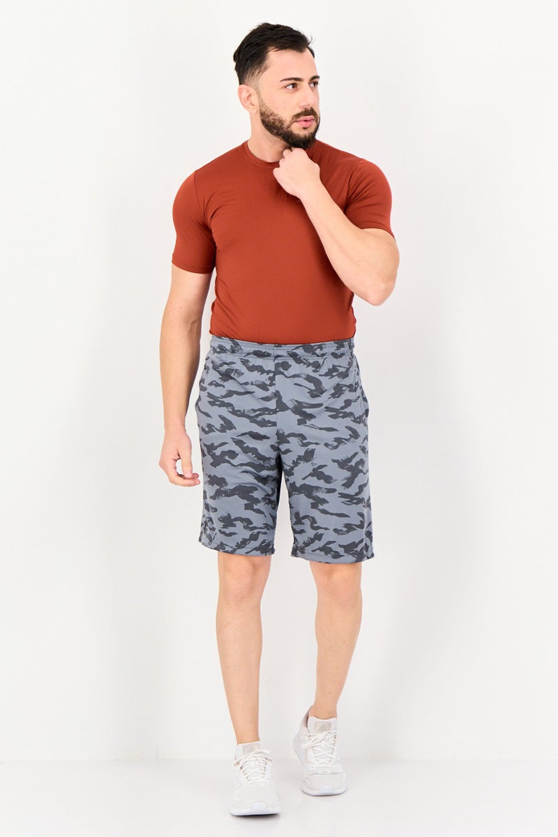 UNDER ARMOUR شورت تدريب فضفاض للرجال بتصميم تمويهي، متعدد الألوان - Image 4