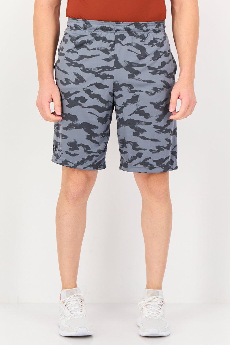 UNDER ARMOUR شورت تدريب فضفاض للرجال بتصميم تمويهي، متعدد الألوان - Image 1