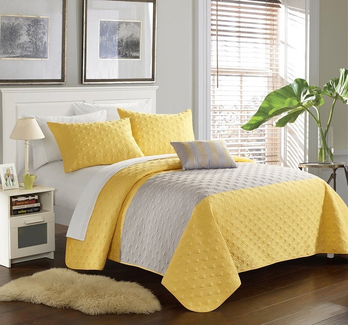 YELLOW REVERSIBLE BED IN A BAG QUILT SET KING SIZE 4 PIECE DOMINIC MICROFIBER BEDDING WITH GEOMETRIC MEDALLION BOHO PATTERN PRINT QUILT PILLOW SHAMS AND DECORATIVE PILLOWS