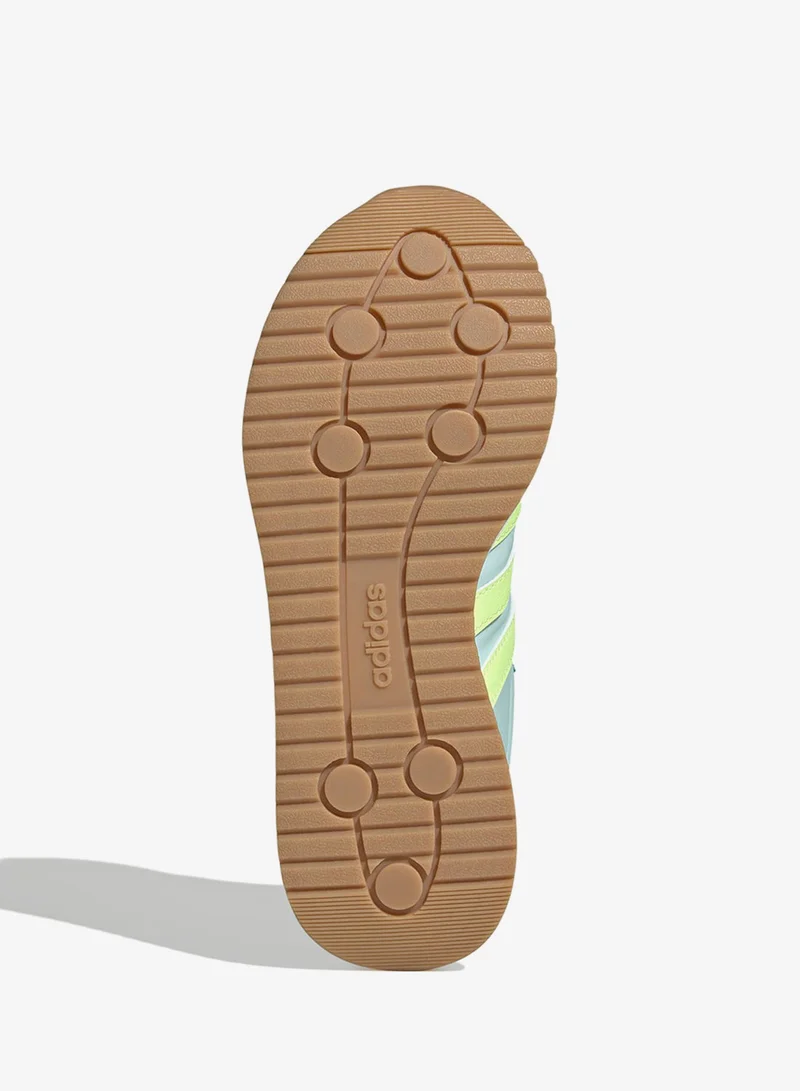 اديداس ركض  .