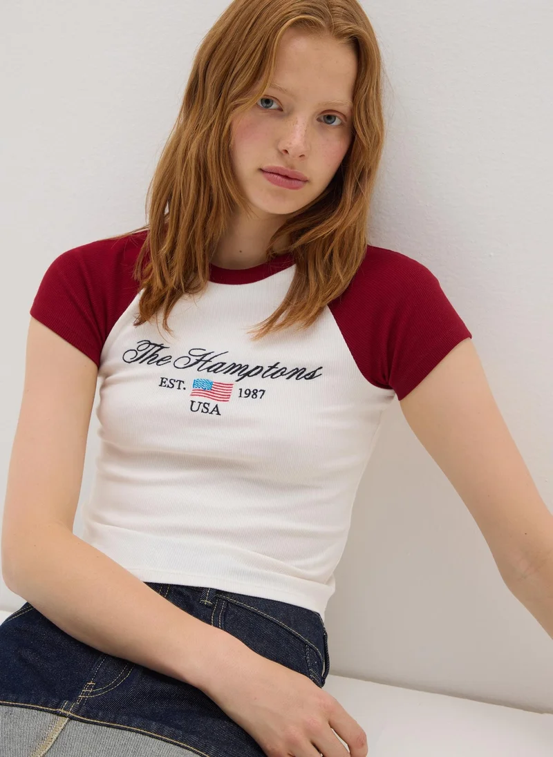 او في اس تيشيرت قطني مطاطي ملون بقصة ضيقة