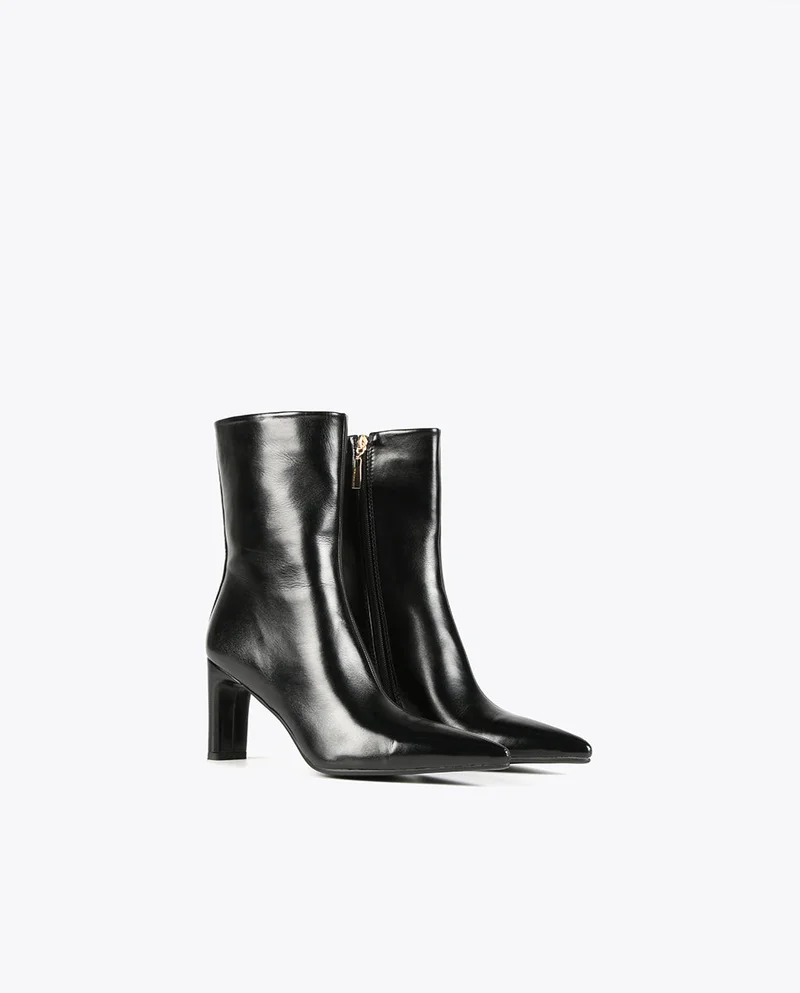 لولا كساديمونت بوت بطول الكاحل باللون الأسود