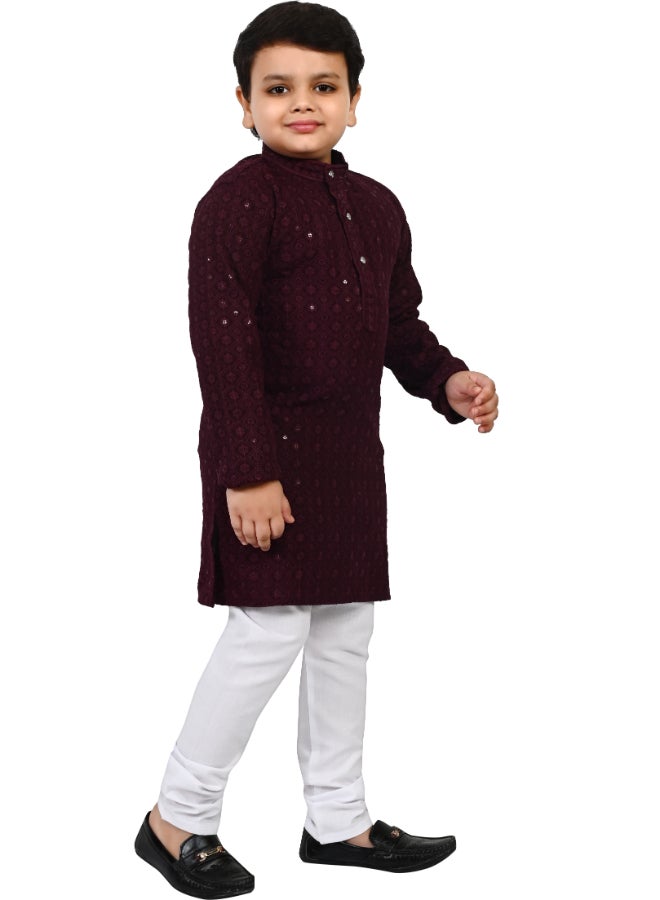 بي تي ديزايز طقم كورتا وبيجامة شيكانكاري للأولاد باللون النبيذي - Image 4