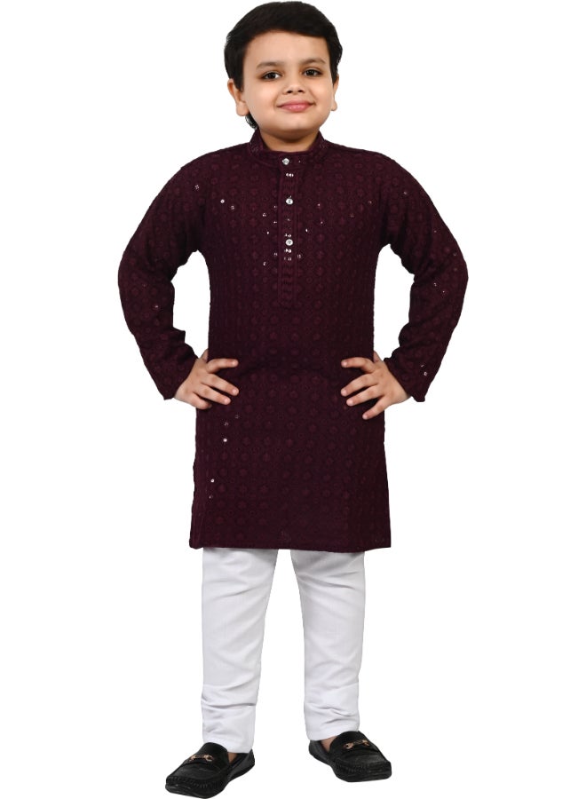 بي تي ديزايز طقم كورتا وبيجامة شيكانكاري للأولاد باللون النبيذي - Image 1