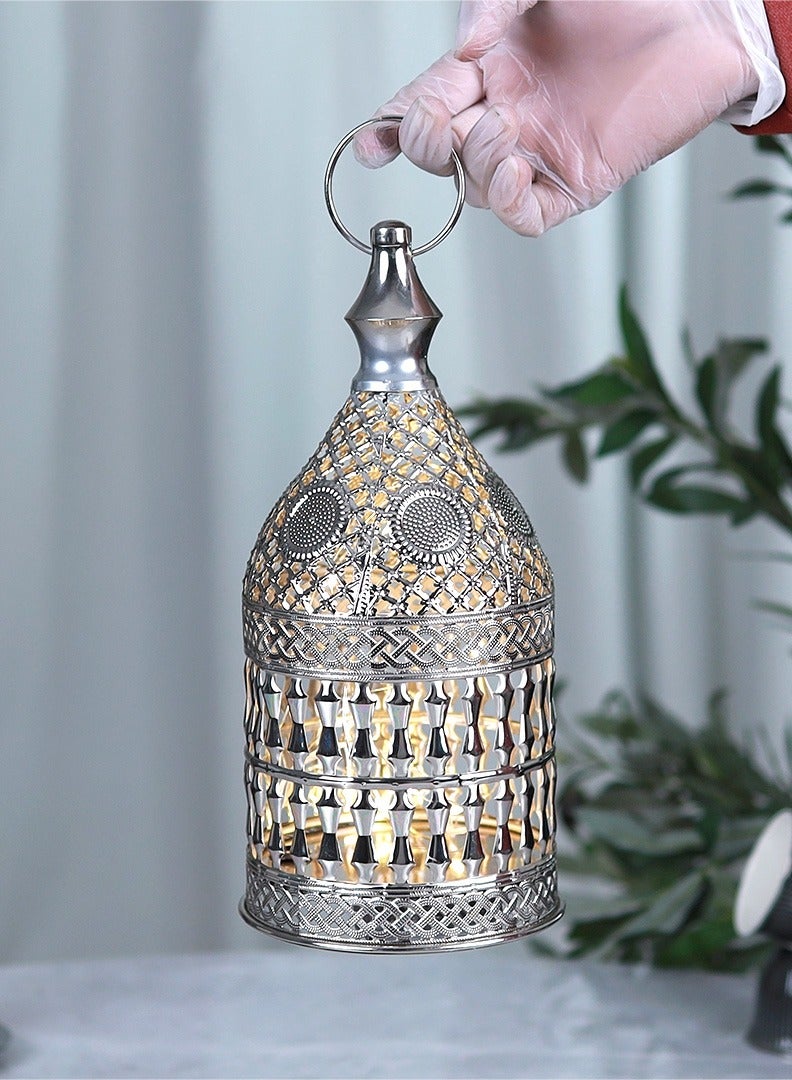 الهدايا مول  فانوس رمضان بإضاءة يعمل بالبطاريات بتصميم حديث – فضي – 13×13×27 سم - Image 1