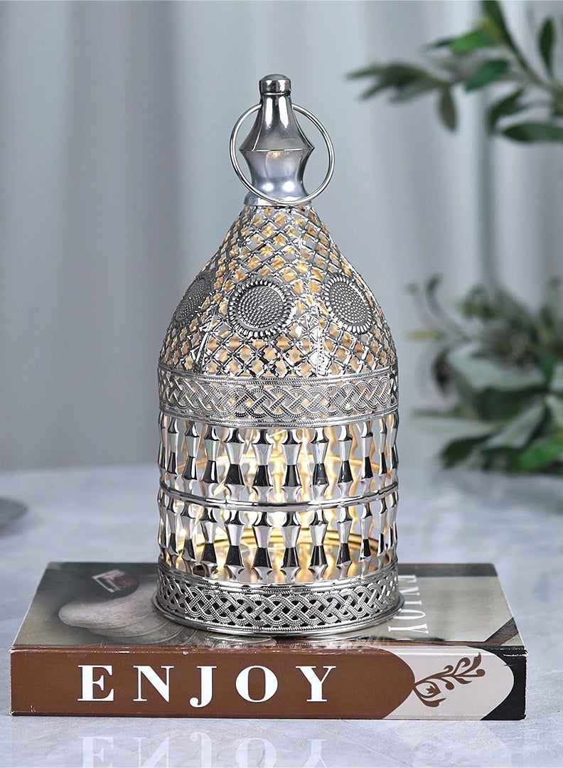 الهدايا مول  فانوس رمضان بإضاءة يعمل بالبطاريات بتصميم حديث – فضي – 13×13×27 سم - Image 2