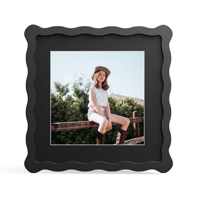 ثكرلوف إطار صور THKRLOF مقاس 8x8 بوصة مع حافة داخلية لإطار صور 6x6 بوصة، إطار خشبي ذو حواف مموجة وزجاج حقيقي، مناسب لوضعه على الطاولة أو تعليقه على الحائط، لون أسود، عبوة واحدة - Image 1